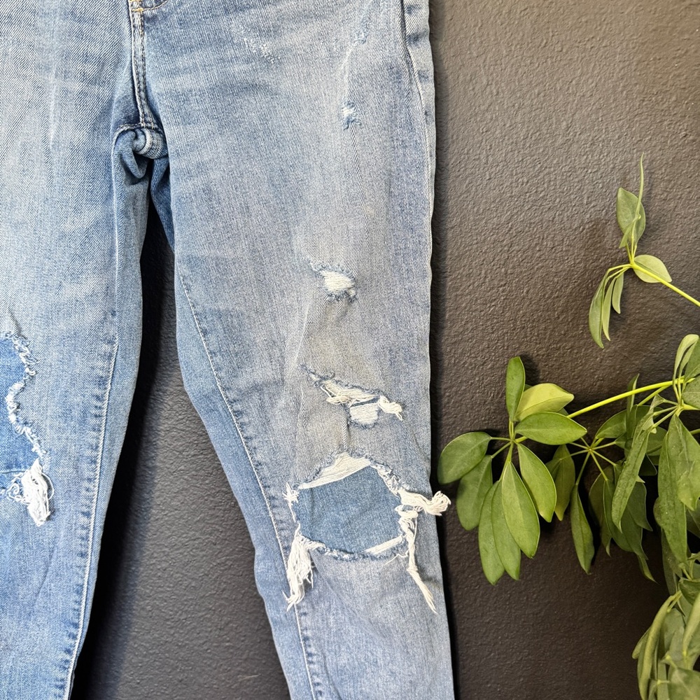 Old Navy Light Blue Distressed Ankle Jeans - Picture 4 of 7